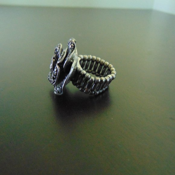 Costume Jewelry- flower ring - Picture 5 of 12